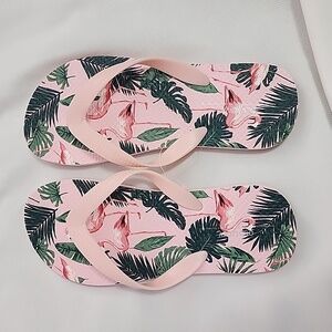 Old Navy Flip flops Size: 3-4